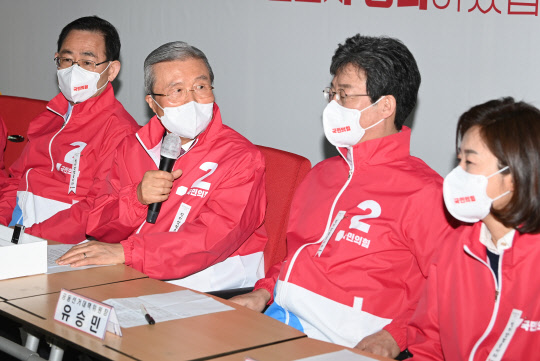25일 오전 서울 여의도 국민의힘 중앙당사에서 열린 서울선거대책위원회 위원장단 회의에서 김종인 비상대책위원장(왼쪽에서 두번째)이 발언하고 있다.[사진=연합뉴스]